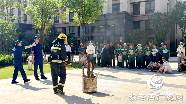 消防課開到家門口 居民實(shí)操滅火器學(xué)技能
