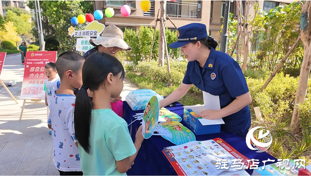 消防課開到家門口 居民實(shí)操滅火器學(xué)技能