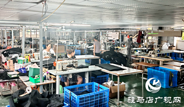 確山縣李新店鎮(zhèn)王樓村：小箱包“縫”出致富路 村民實(shí)現(xiàn)家門(mén)口就業(yè)增收