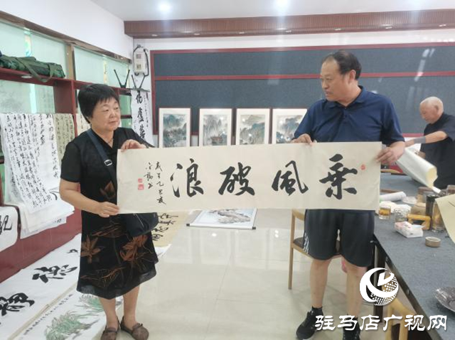 筆墨寄情賀金榜 丹青妙筆贈學子