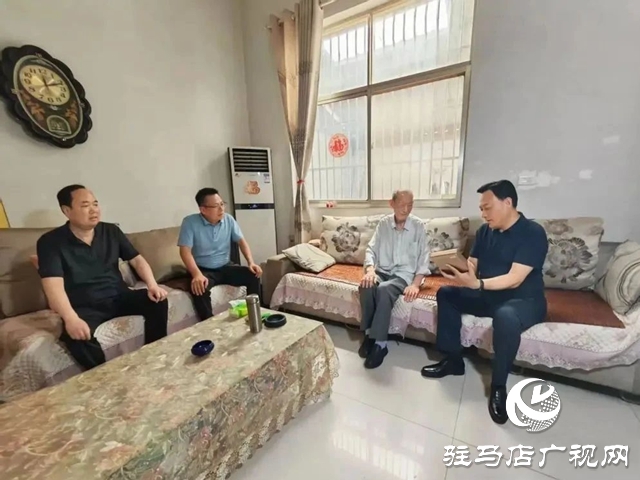 西平縣委書記侯公濤看望慰問抗戰(zhàn)老戰(zhàn)士并發(fā)放紀念章