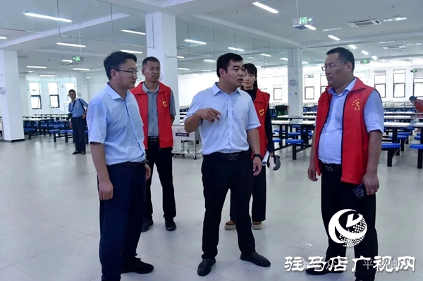 平輿縣副縣長劉涵斌到縣一高新校區(qū)調(diào)研指導(dǎo)新生報到和開學(xué)準備工作