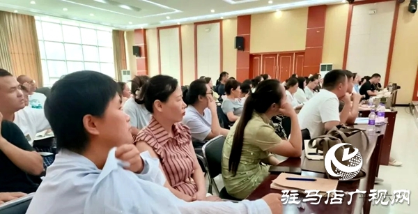 平輿六中特邀中原名班主任吳紅霞分享班主任專業(yè)成長密碼