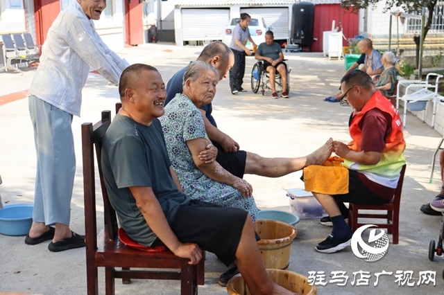 驛城區(qū)香山街道：“情暖夕陽紅 黨員在行動”志愿服務點亮老人幸福生活