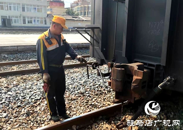 確山火車站：不懼高溫確保運(yùn)輸暢通