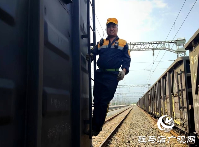 確山火車站：不懼高溫確保運(yùn)輸暢通