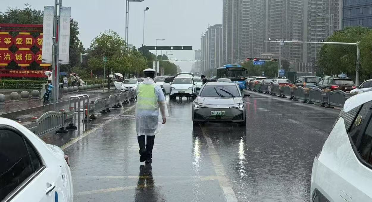 雨幕中那抹熒光綠：示范區(qū)交警堅守崗位護平安