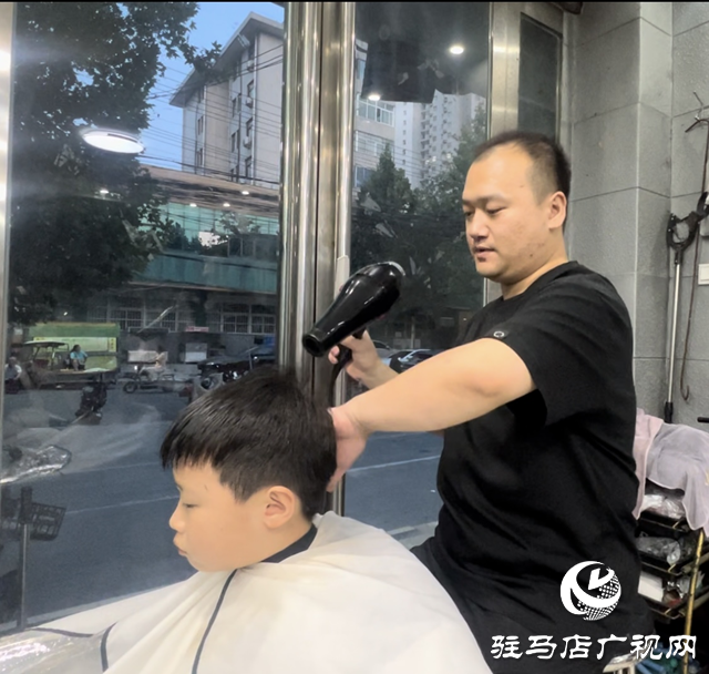 開學臨近“理發(fā)熱” 學生扎堆換發(fā)型