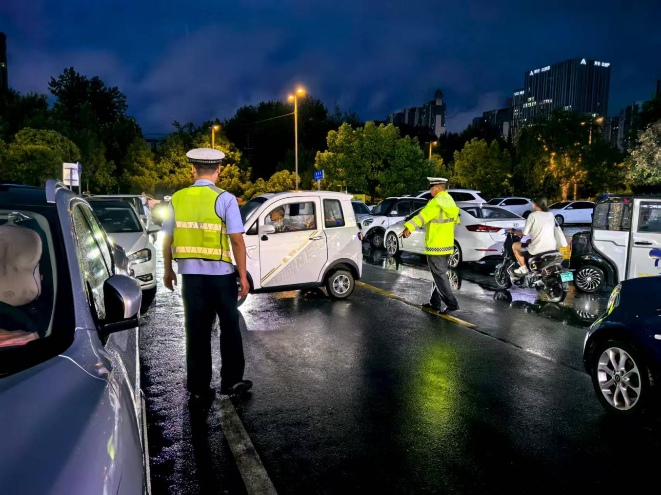 雨幕中那抹熒光綠：示范區(qū)交警堅守崗位護平安