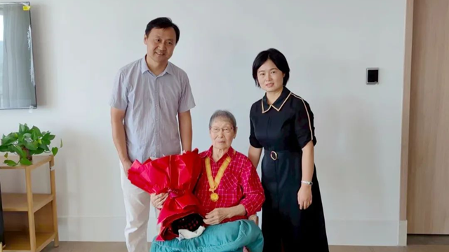 駐馬店市中心醫(yī)院赴青島慰問醫(yī)院離休干部、抗戰(zhàn)老戰(zhàn)士楊冠秀同志并頒發(fā)“中國人民抗日戰(zhàn)爭勝利80周年”紀(jì)念章