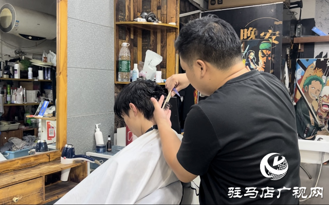 開學臨近“理發(fā)熱” 學生扎堆換發(fā)型