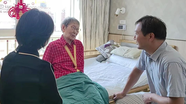 駐馬店市中心醫(yī)院赴青島慰問醫(yī)院離休干部、抗戰(zhàn)老戰(zhàn)士楊冠秀同志并頒發(fā)“中國人民抗日戰(zhàn)爭勝利80周年”紀(jì)念章