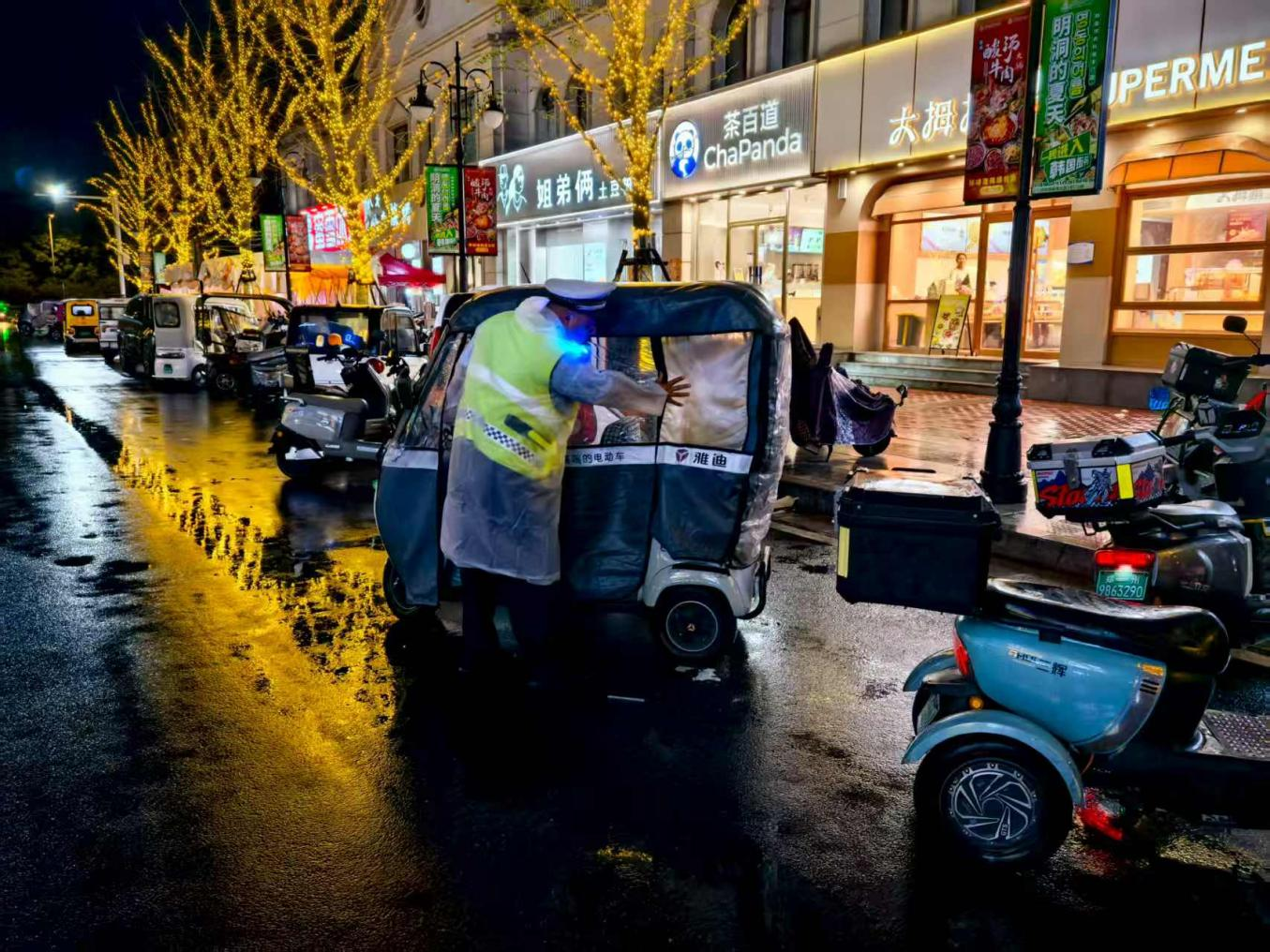 雨幕中那抹熒光綠：示范區(qū)交警堅守崗位護平安