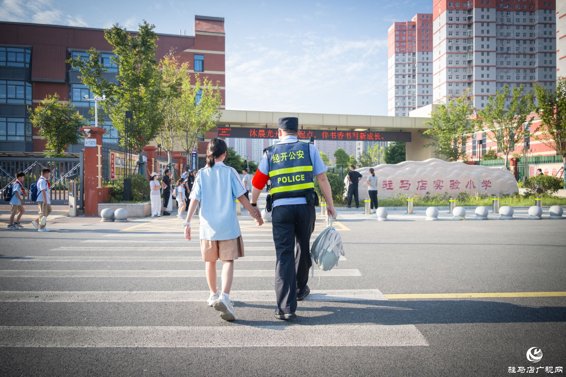 駐馬店市公安局經(jīng)濟開發(fā)區(qū)分局：“警”彩護航開學季 