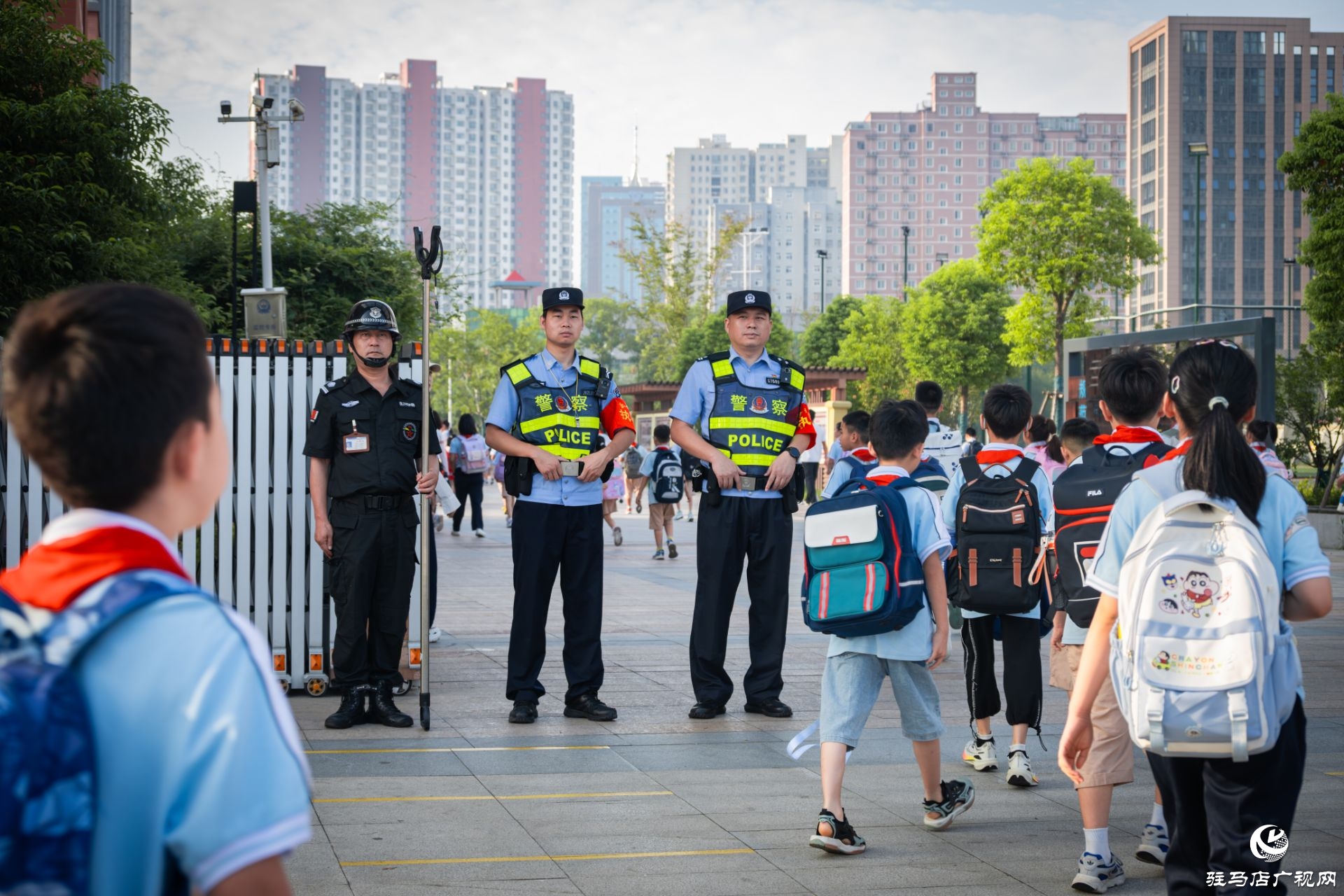 駐馬店市公安局經(jīng)濟開發(fā)區(qū)分局：“警”彩護航開學季 