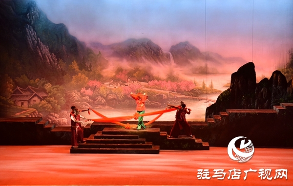 黃河戲劇節(jié)參賽劇目豫劇《女人是座山》平輿震撼上演 演繹堅韌母愛感動全場