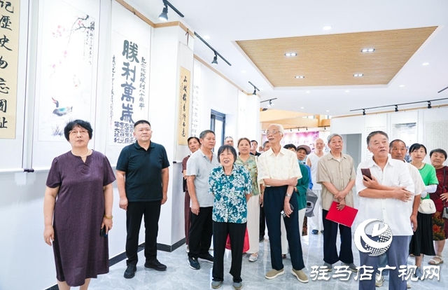  西平縣舉行紀(jì)念抗戰(zhàn)勝利80周年老年書畫剪紙展