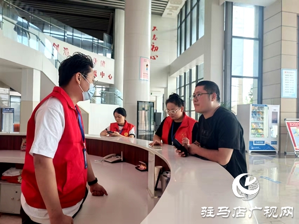 平輿縣行政服務(wù)大廳：“紅馬甲”飄動處 政務(wù)服務(wù)暖人心