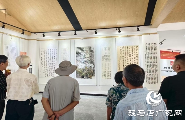  西平縣舉行紀(jì)念抗戰(zhàn)勝利80周年老年書畫剪紙展