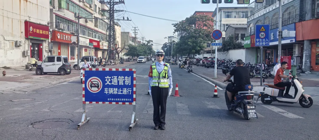 遂平縣交警全力護航開學(xué)季