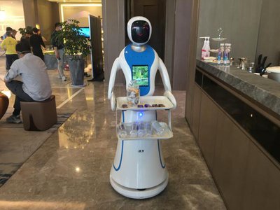 餐廳送餐機器人撞傷孩子誰擔責？
