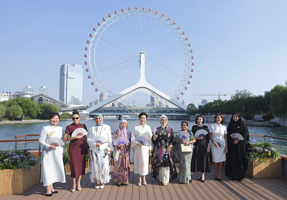 上合組織天津峰會丨彭麗媛同出席2025年上海合作組織峰會外方領(lǐng)導(dǎo)人夫人游覽天津海河