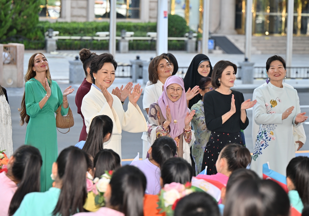 上合組織天津峰會丨彭麗媛同出席2025年上海合作組織峰會外方領(lǐng)導(dǎo)人夫人游覽天津海河
