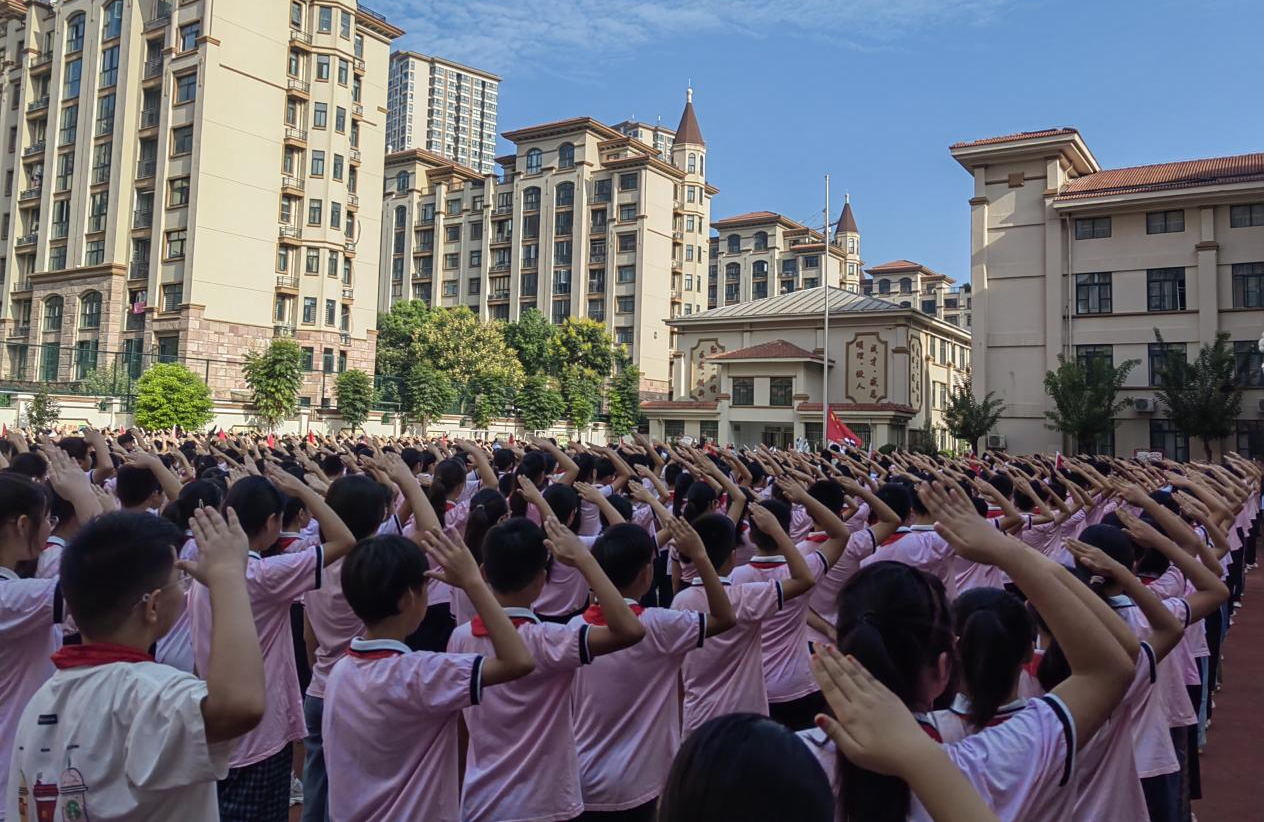 逐夢(mèng)新途 同赴新程——駐馬店市第三十三小學(xué)舉行新學(xué)期開學(xué)典禮