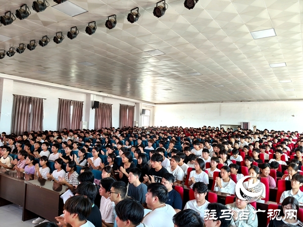 河南省平輿縣中等職業(yè)學(xué)校舉辦“榜樣領(lǐng)航?逐夢前行”優(yōu)秀畢業(yè)生報告會