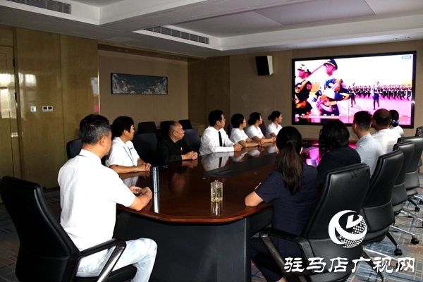平輿建國國際酒店集中收看閱兵直播激發(fā)員工的愛國熱情與職業(yè)自豪感