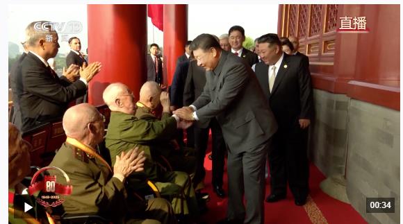 致敬英雄！習(xí)近平與天安門(mén)城樓觀禮席的抗戰(zhàn)老兵親切握手