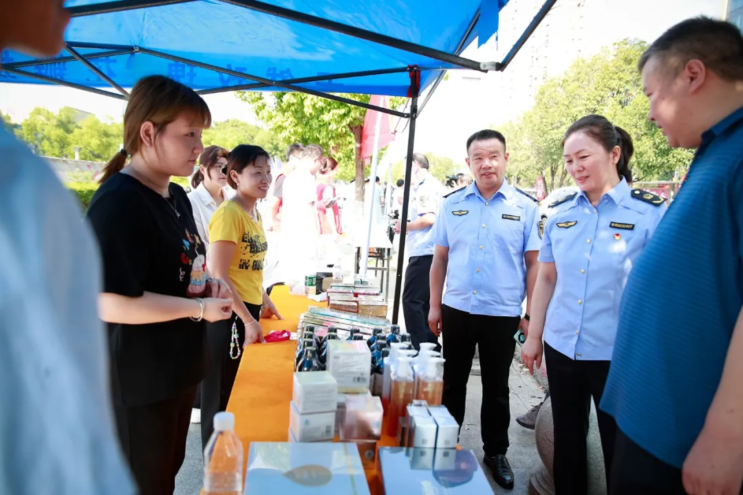 駐馬店市2025年藥品安全宣傳周在世紀(jì)廣場(chǎng)舉行