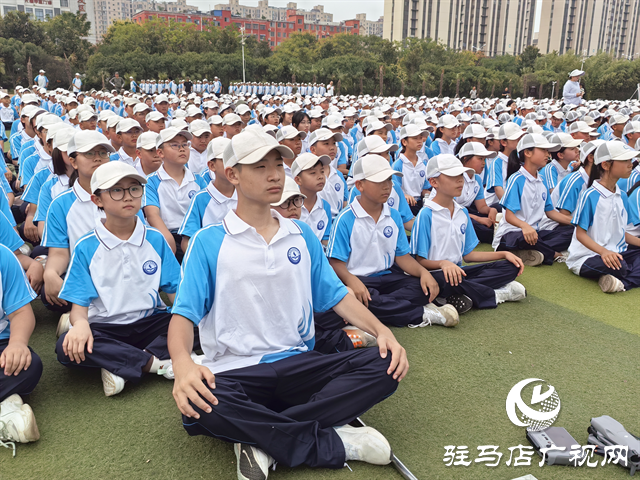  共襄盛舉 駐馬店市實(shí)驗(yàn)中學(xué)組織全體師生觀看閱兵式彰顯愛國情懷