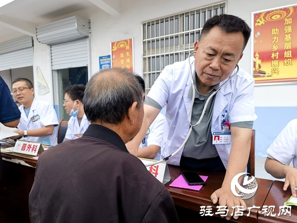 平輿縣中心醫(yī)院開展“健康天中行·大醫(yī)獻(xiàn)愛心”走進(jìn)鄉(xiāng)村大型宣傳義診活動(dòng)