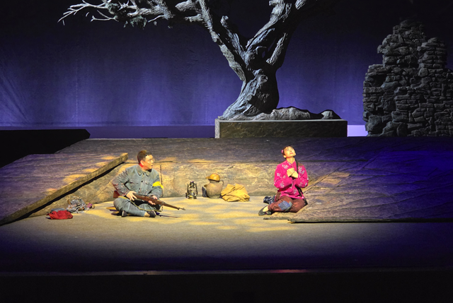 第十一屆黃河戲劇節(jié)參演劇目話劇《孤村》在駐馬店精彩上演