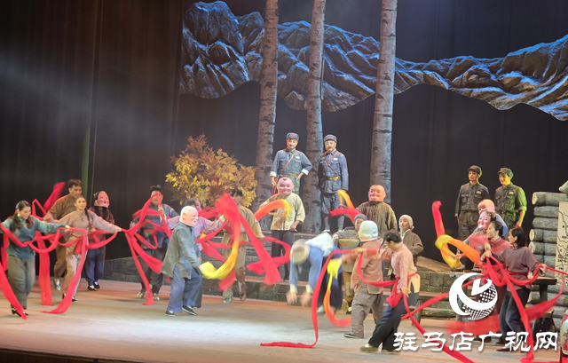 黃河戲劇節(jié)圓滿(mǎn)落幕 豫劇《碧血千古》壓軸上演震撼全場(chǎng)