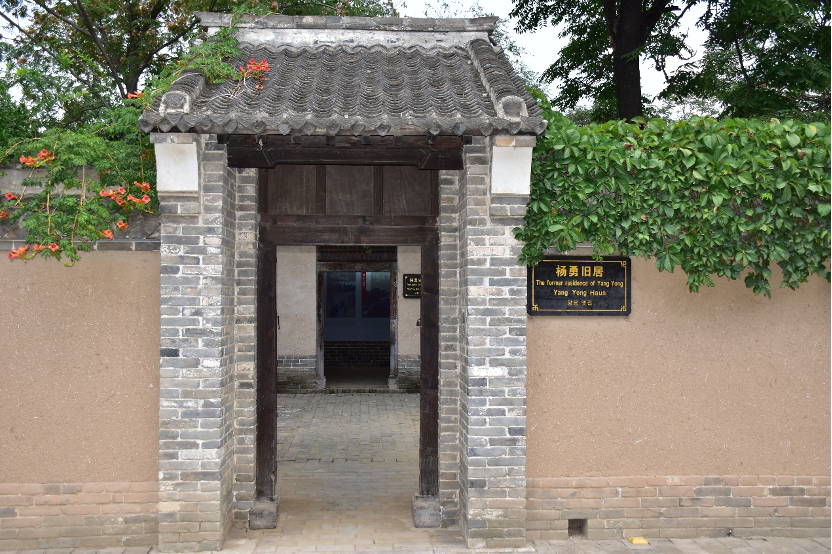 “老弟，這雙棉鞋給你穿”