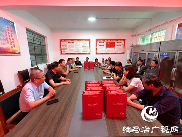平輿縣教育局、古槐中心學(xué)校赴平輿三中開展教師節(jié)慰問活動