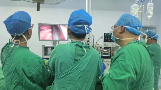 駐馬店市中心醫(yī)院：戀愛不敢牽手，考試洇透試卷，駐馬店市23歲小伙的難言之隱