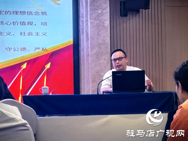 平輿縣精神文明建設促進中心主任趙運領在駐馬店市2025年社科普及基層宣講員示范宣講活動上進行示范宣講  