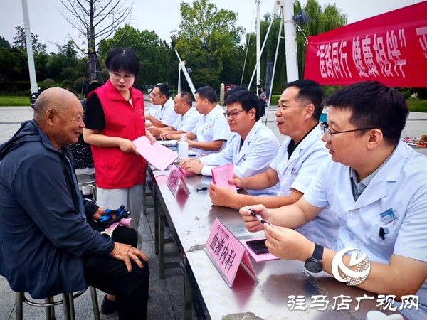  “醫(yī)路同行 健康相伴”——平輿縣人民醫(yī)院專家團(tuán)義診活動走進(jìn)輿西湖公園