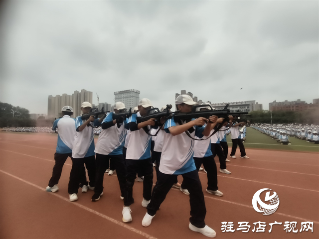  駐馬店市實(shí)驗(yàn)中學(xué)2025級(jí)新生拓展訓(xùn)練暨國(guó)防教育匯報(bào)表演舉行