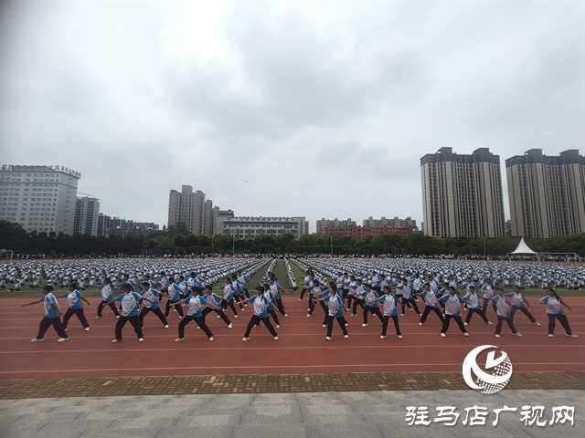  駐馬店市實(shí)驗(yàn)中學(xué)2025級(jí)新生拓展訓(xùn)練暨國(guó)防教育匯報(bào)表演舉行