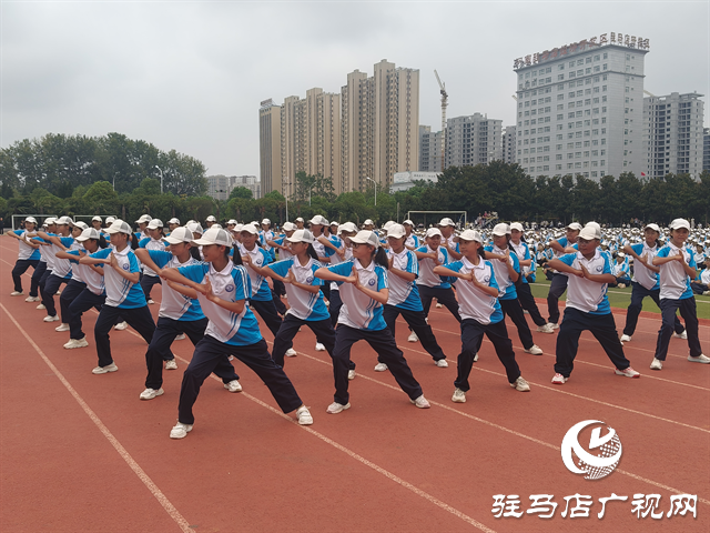  駐馬店市實(shí)驗(yàn)中學(xué)2025級(jí)新生拓展訓(xùn)練暨國(guó)防教育匯報(bào)表演舉行