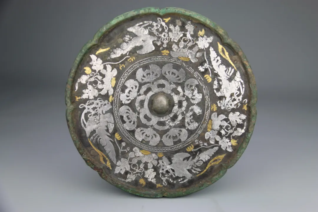 文博日歷丨唐代銅鏡上的“三人行，必有我?guī)煛? /></p>
<p style=