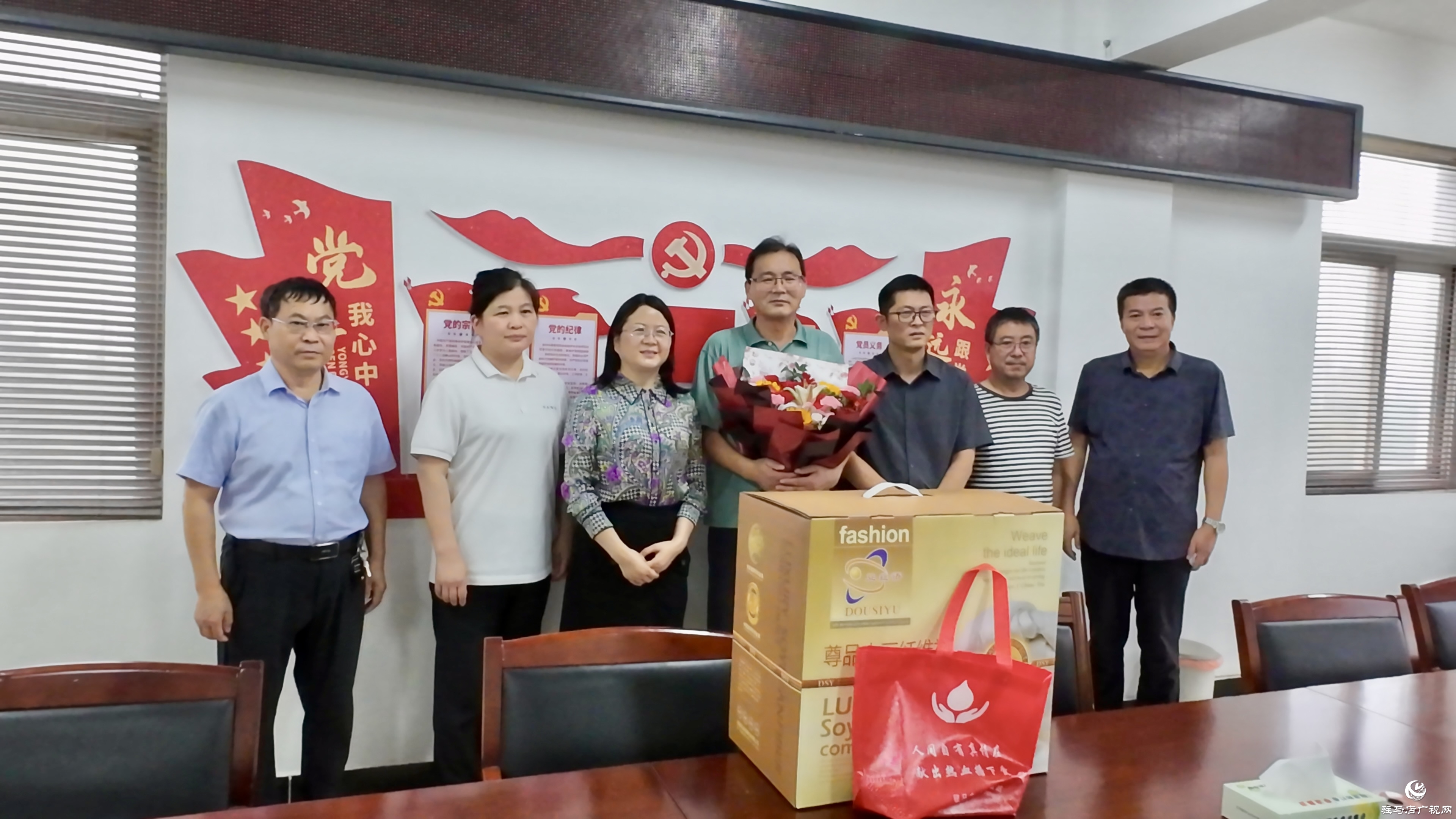 致敬“熱血園丁”!正陽縣教師節(jié)慰問無償獻血教育工作者