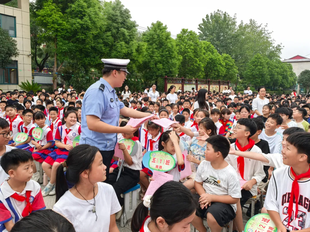 上蔡交警進(jìn)校園開(kāi)展交通安全知識(shí)宣講