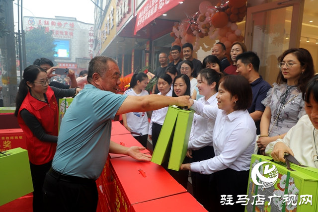 確山縣好人協(xié)會(huì)攜手愛心企業(yè)慰問優(yōu)秀教師