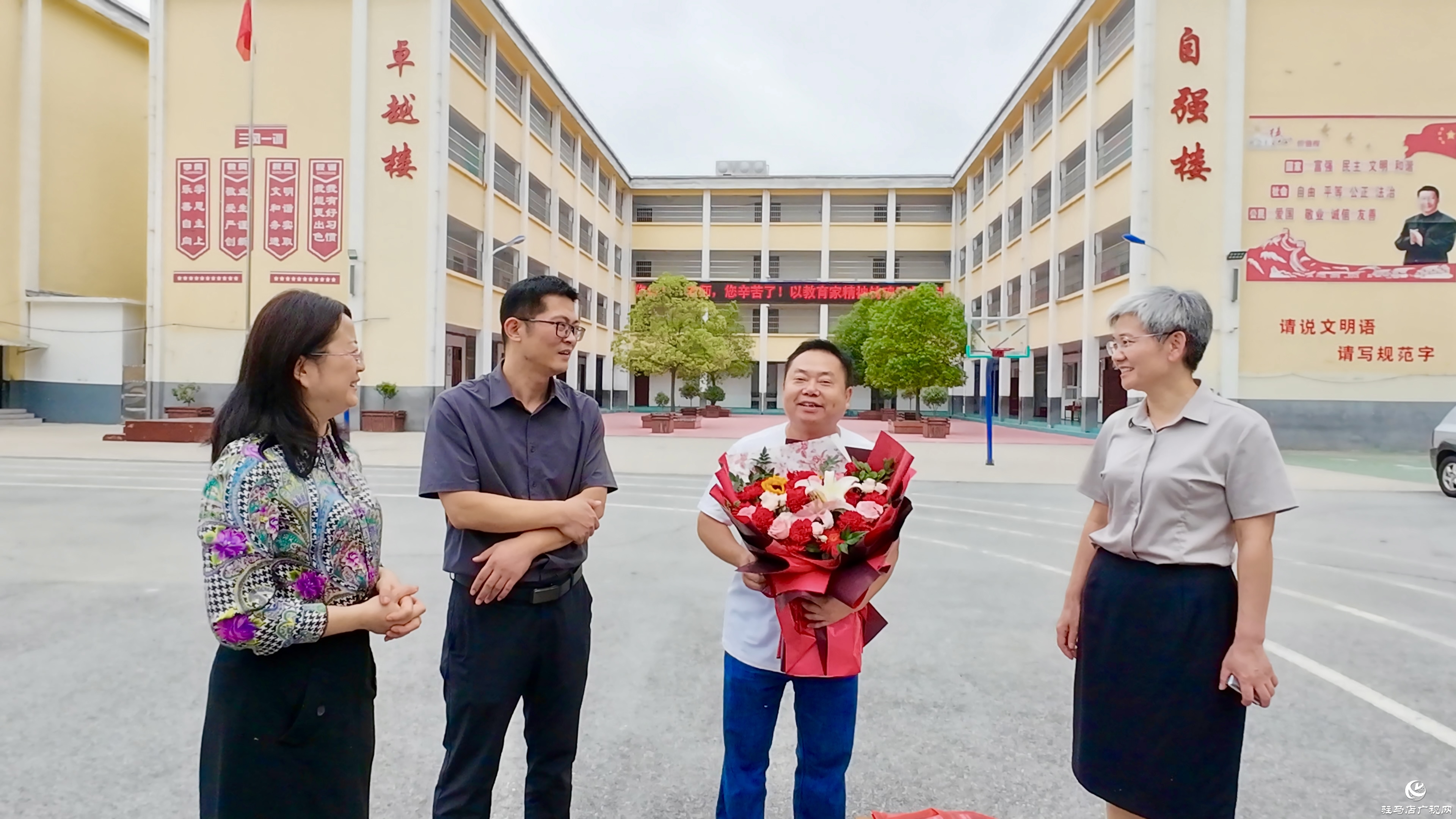 致敬“熱血園丁”!正陽縣教師節(jié)慰問無償獻血教育工作者