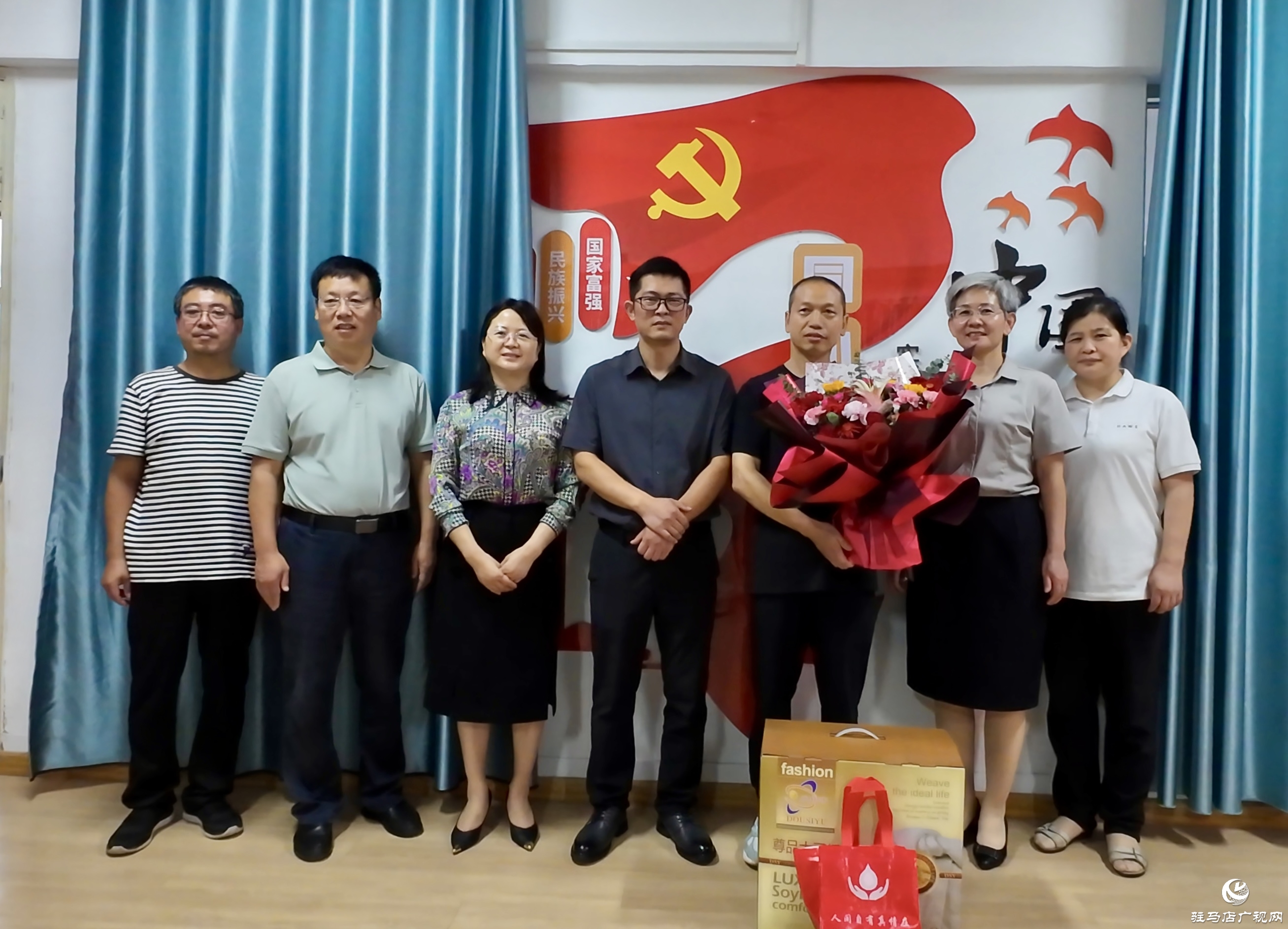 致敬“熱血園丁”!正陽縣教師節(jié)慰問無償獻血教育工作者